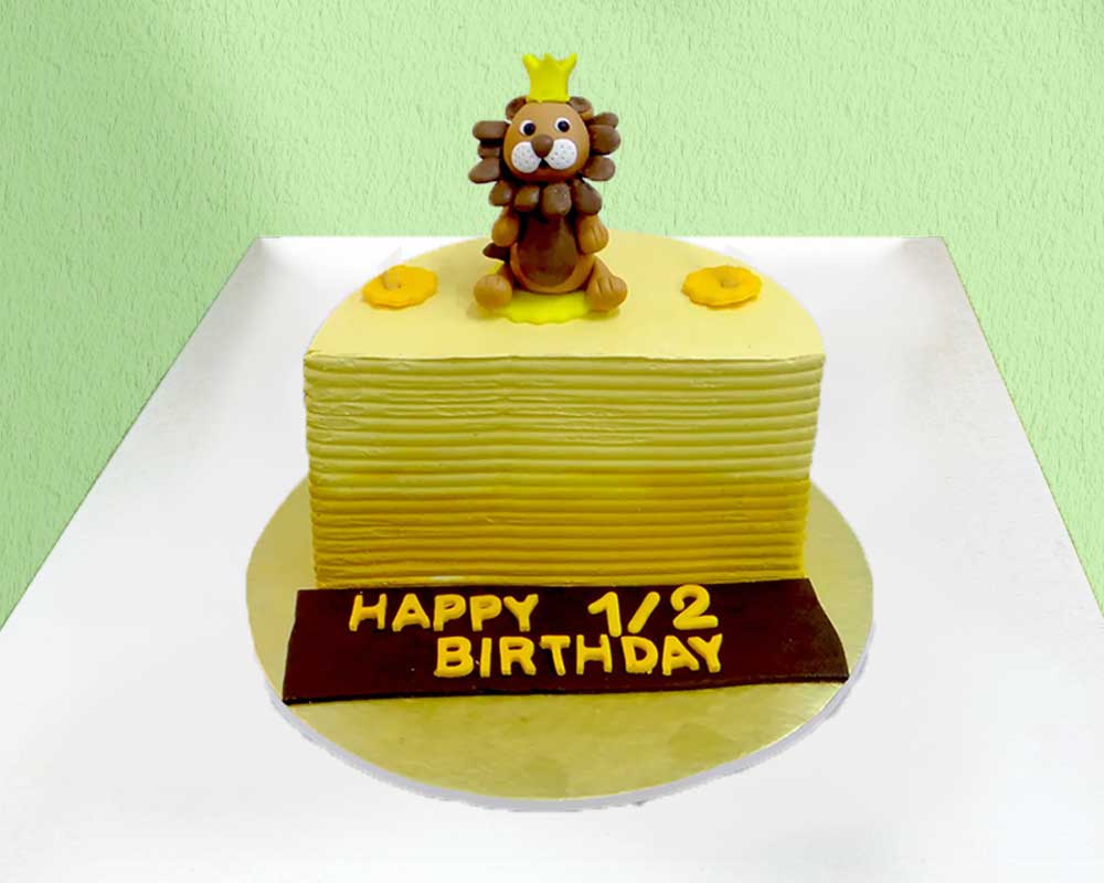 Cute lion half cake