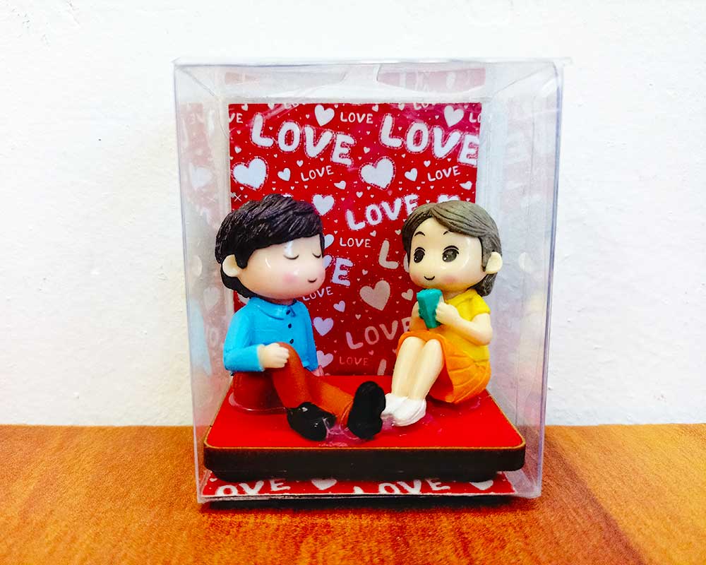 Cute Couple Figurine D9