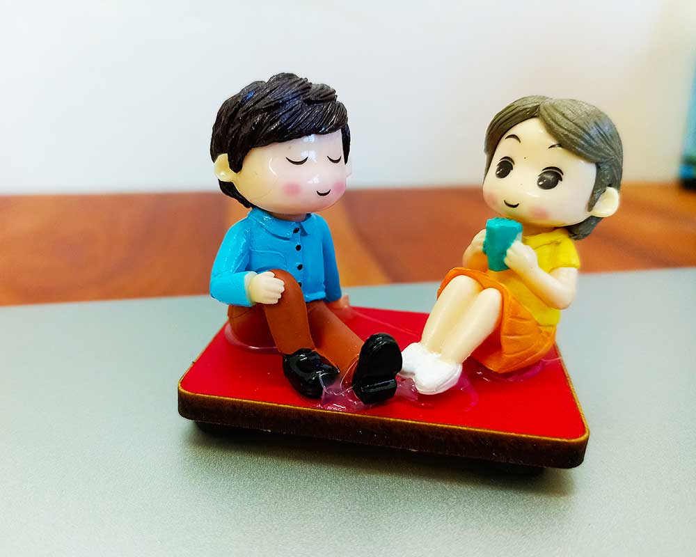 Cute Couple Figurine D9