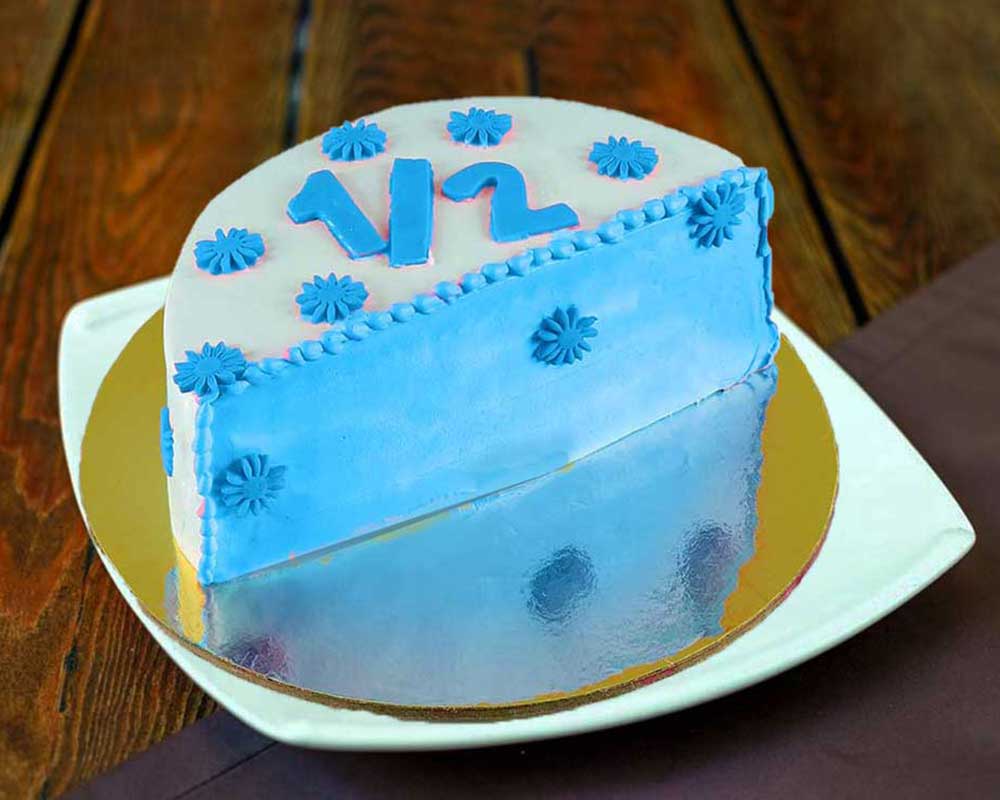 Six month blue flowers cake - Half Cake